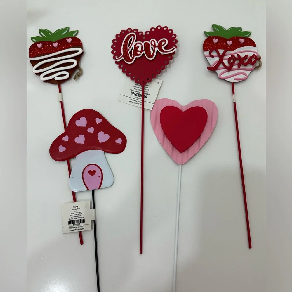 🌸NEW ❤️ 5 Pieces Metal Picks Valentine's Day Heart and Love 14 inches tall.